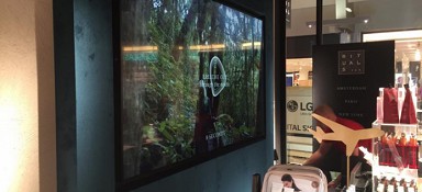 TV scherm achter kassa Rituals