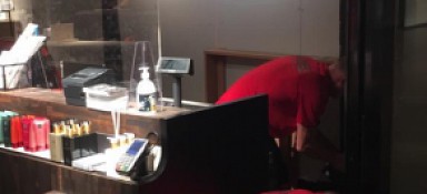 TV scherm achter kassa Rituals